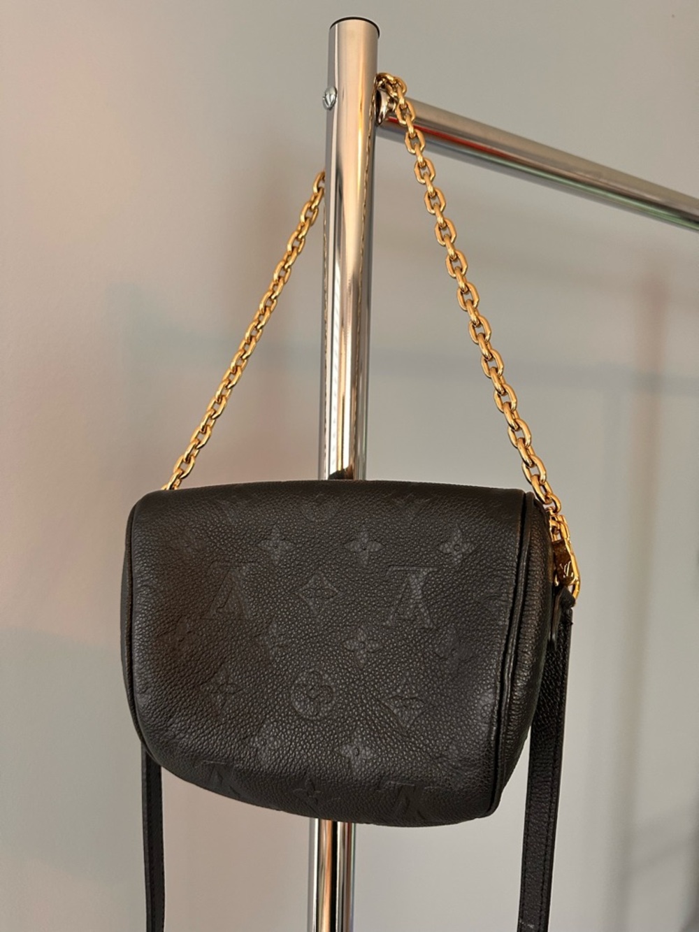 🌟💫 EUC! Louis Vuitton Black Leather Crossbody Belt Bag Gold Chain - Picture 7 of 11